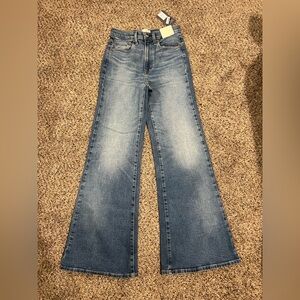 NWT. Universal Thread 70’s Flare Jean High-Rise Wide Leg Jeans - Light Blue 4